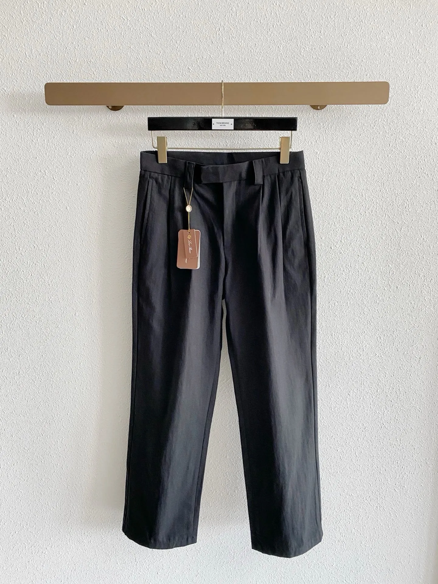Loro Piana selects cotton and linen fabrics with soft and breathable texture, excellent drape, and the upper body is comfortable and not sweaty. Wide-leg straight fit, pleated design to enhance the lines, and the pants are loose and neat. Simple and light luxury style, available in three colors, suitable for both commuting and leisure, easily creating a relaxed and high-end look for men. Sizes:M-4XL